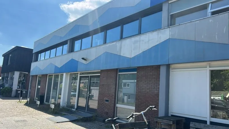 Bedrijfspand met blauwe en witte gevelpanelen
