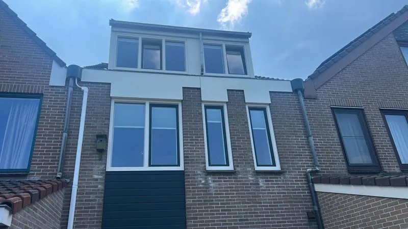 Dakkapel boven een achtergevel