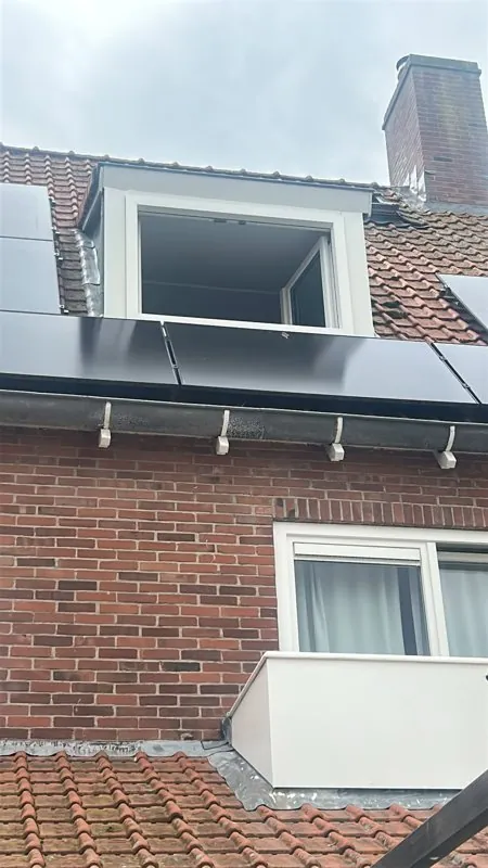 Witte dakkapel met openstaand raam
