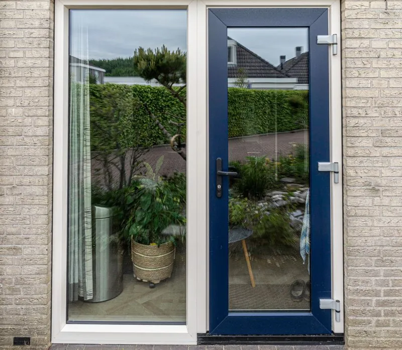 Blauwe deur met hoog vast glas