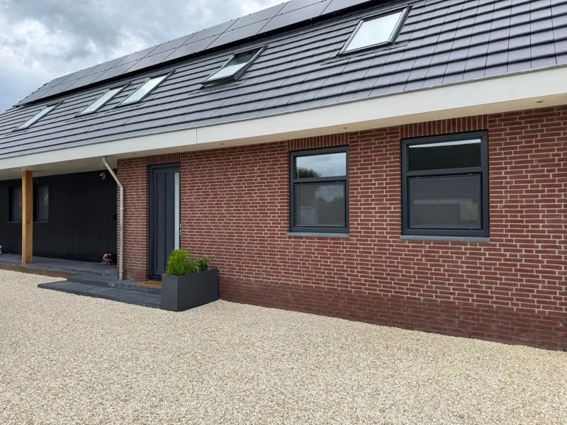 Antraciet kunststof kozijnen in een nieuwe woning