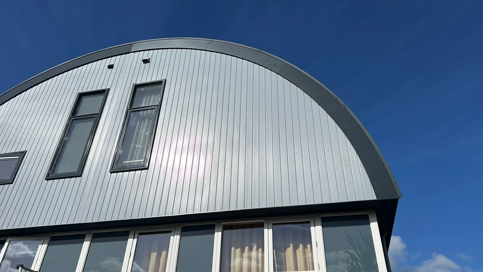 Ronde gevel met grijze verticale gevelbekleding