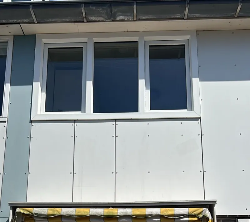 Witte gevelpanelen met nieuwe kozijnen