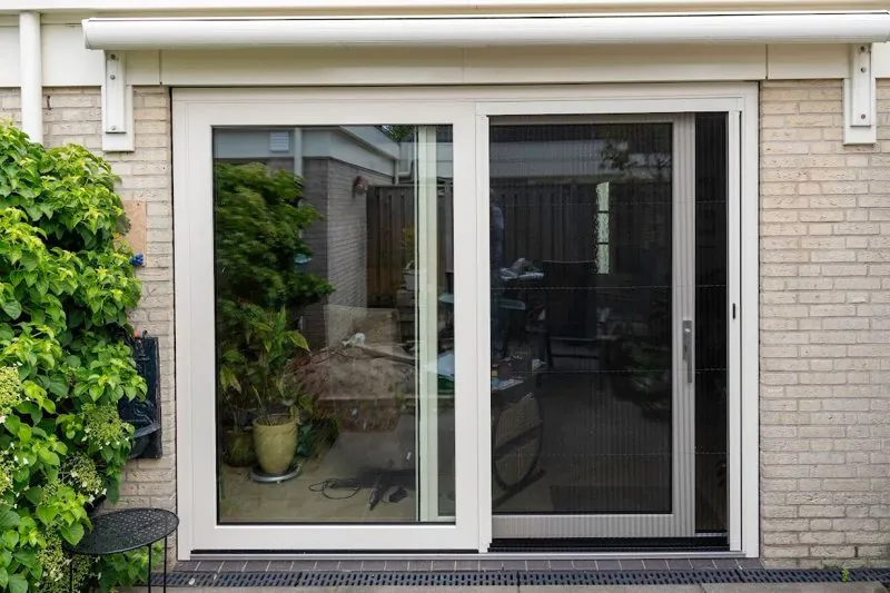 Witte schuifpui met ruim zicht op de tuin