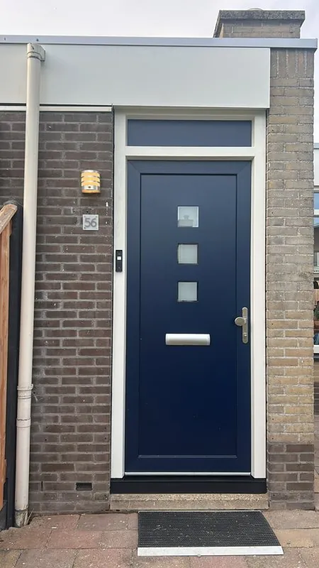 Donkerblauwe voordeur met drie kleine ruitjes